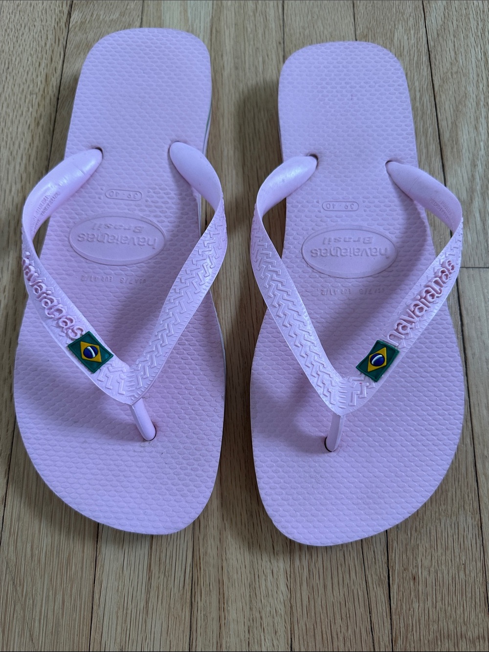 5 for $25 // Havaianas baby pink flag logo flip flops thongs 39/40